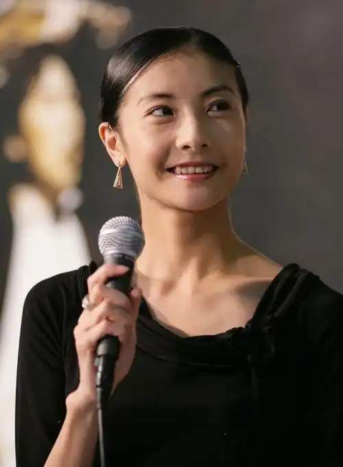 46岁"芭蕾女王"谭元元嫁给小8岁新郎,底气足就是不一样?