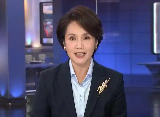 60岁央视主播徐俐退休西服配衬衣优雅干练镜头怼脸拍大气从容