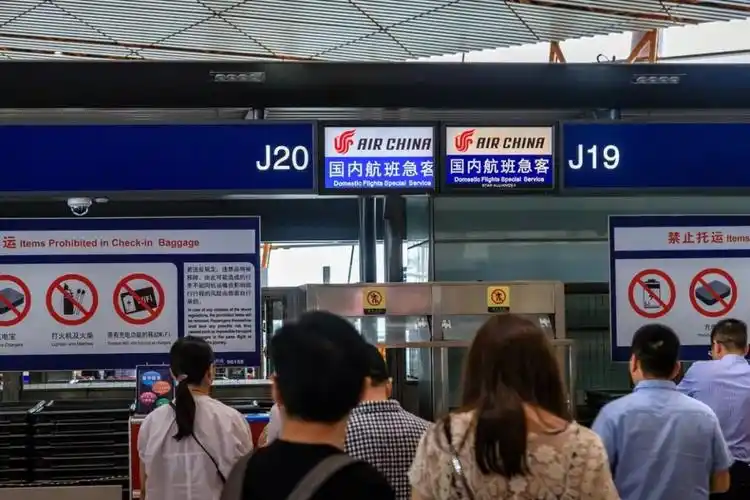 当天的登机口c19,几乎位于t3c航站楼的最西北位置,距离安检口有10分钟