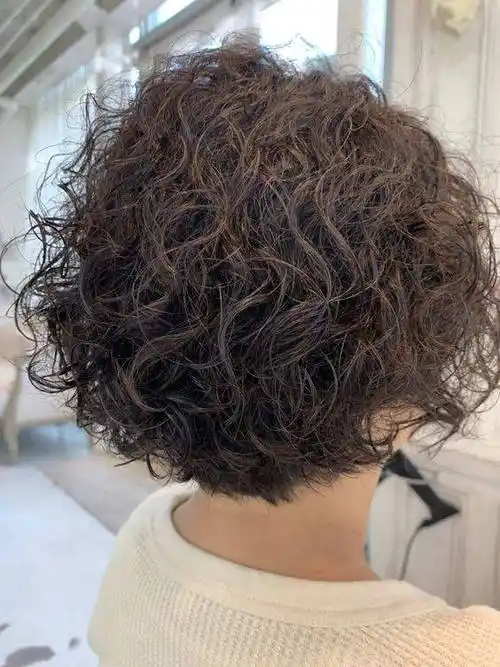 女人过了50岁,剪短发烫一烫就对了,洋气又时尚