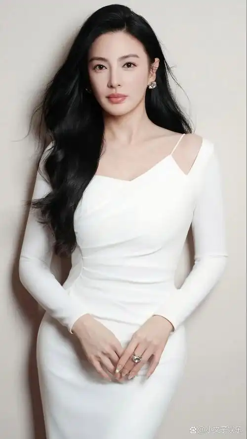 她的长发乌黑浓密,自然垂落,妆容精致,五官明艳大