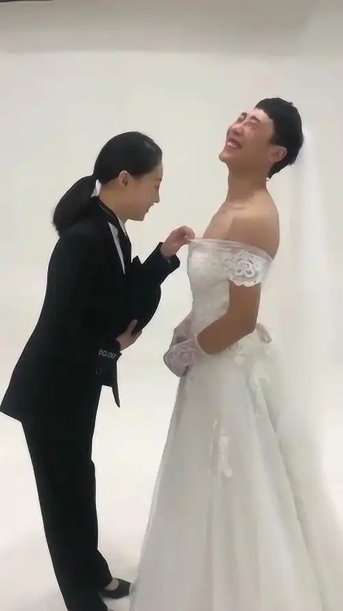 男扮女装女扮男装?这样的婚纱照才是精髓,揭开衣服那一刻像极了爱情