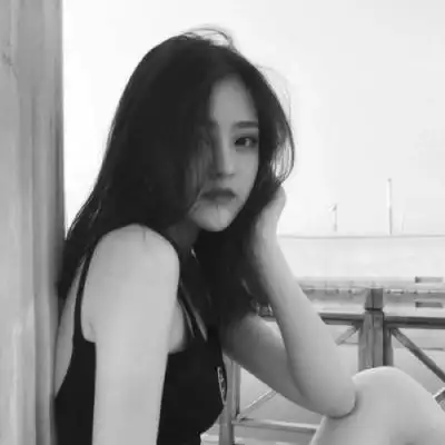 侧面霸气黑白美女头像