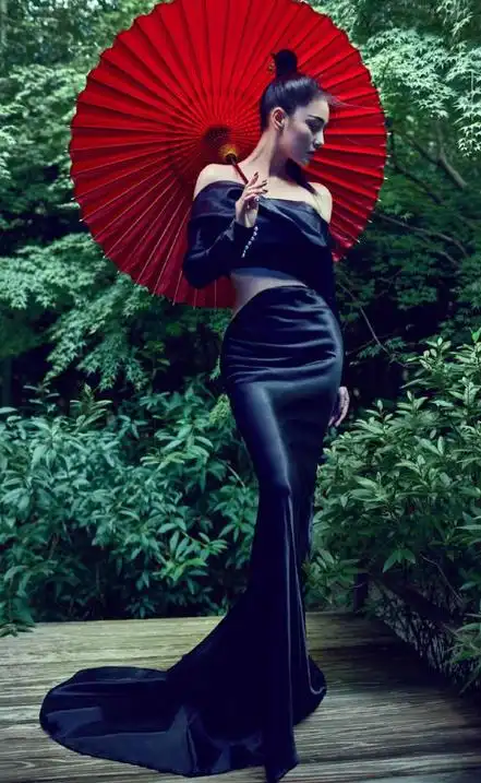 张馨予产后更美了!穿挂脖礼服身材太丰满,勒紧身腰带大秀凹凸感