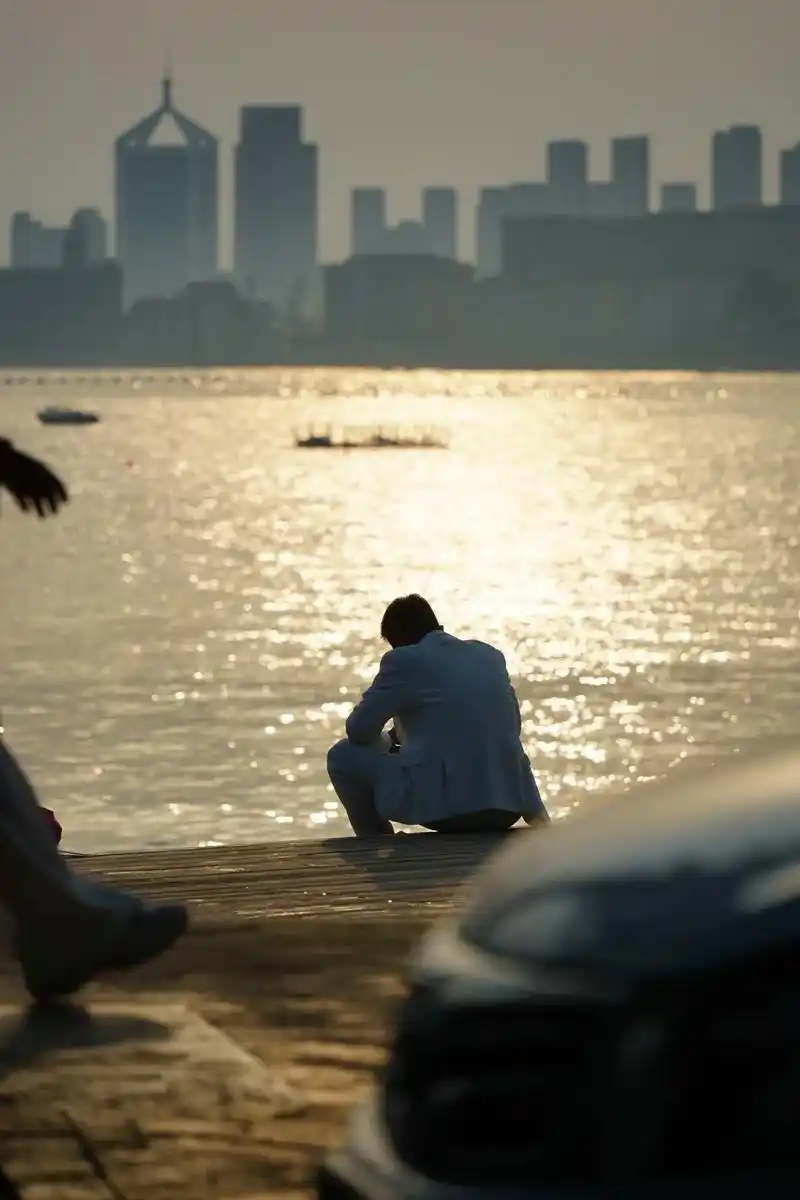 有点感叹,独自一人,好姐妹,爱情,结婚,和凑巧新郎单独的背影什么都