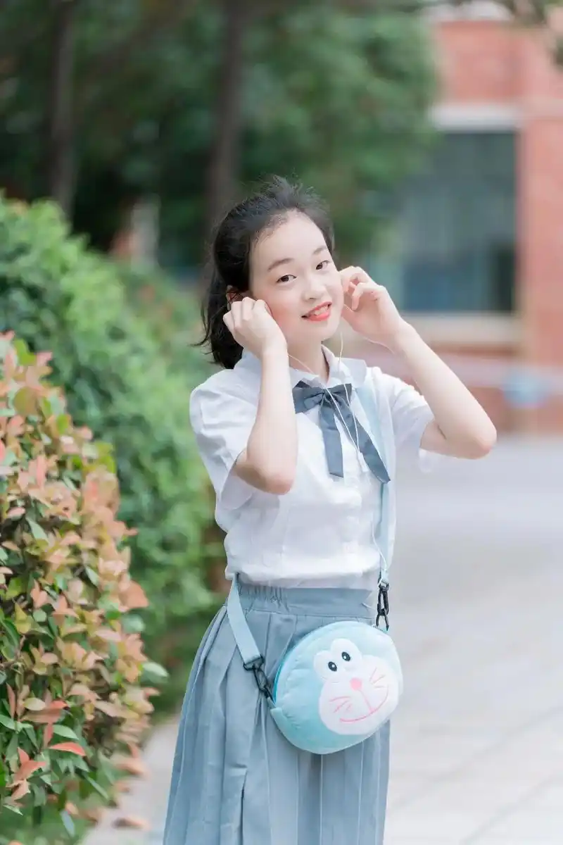 小学生毕业照,骗你生女儿系 - 抖音