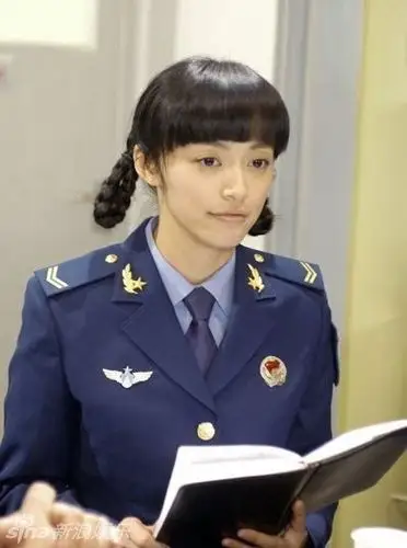 孙俪晒17岁军装照天生丽质 邓超发文:我是军嫂