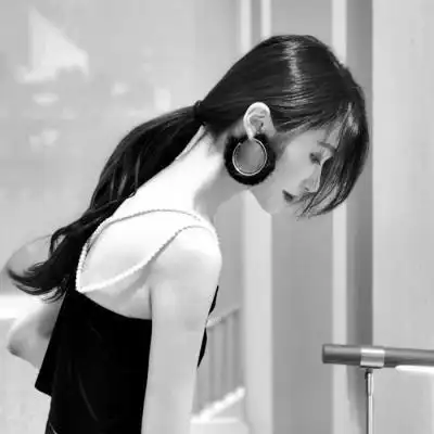 黑白女生头像高冷霸气_www.qqtu8.com