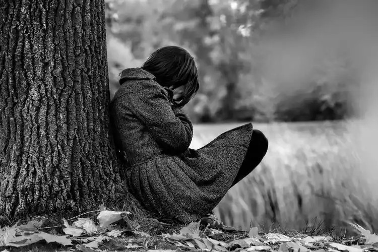 孤独烦躁恼火烦躁无奈后悔小女孩靠在空砖墙上哭泣烦躁恼火烦躁高级