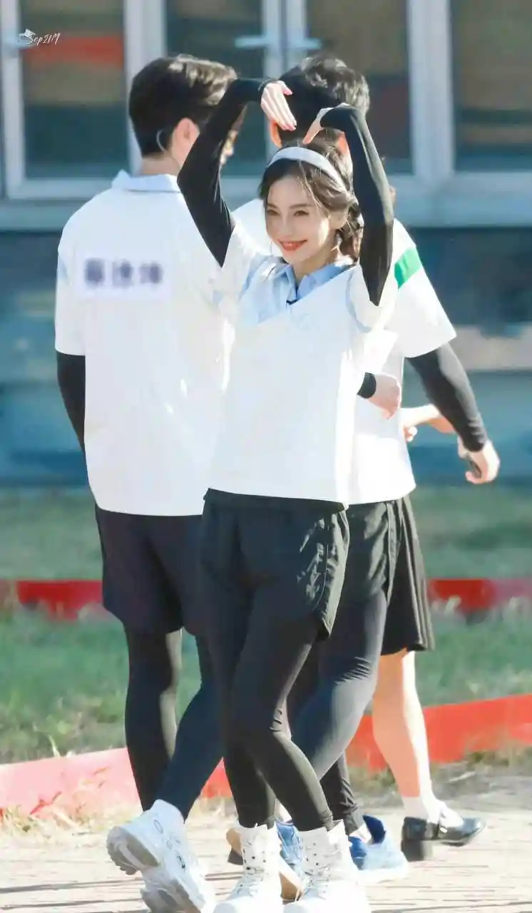 angelababy奔跑吧特别季饭拍图[滑稽] 双麻花辫比心,被姐姐的击中