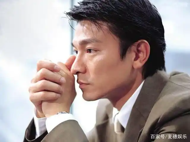 最近,有网友发现刘德华的社交平台发布了一张自拍,侧脸向远方眺望的