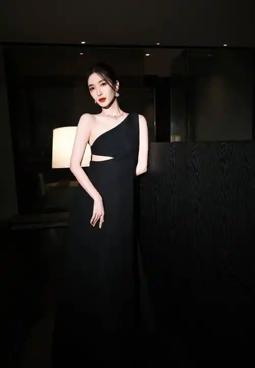 江疏影酷黑长裙,简约利落典雅明媚,演绎曼妙轻盈的摩登风尚_时尚_来自