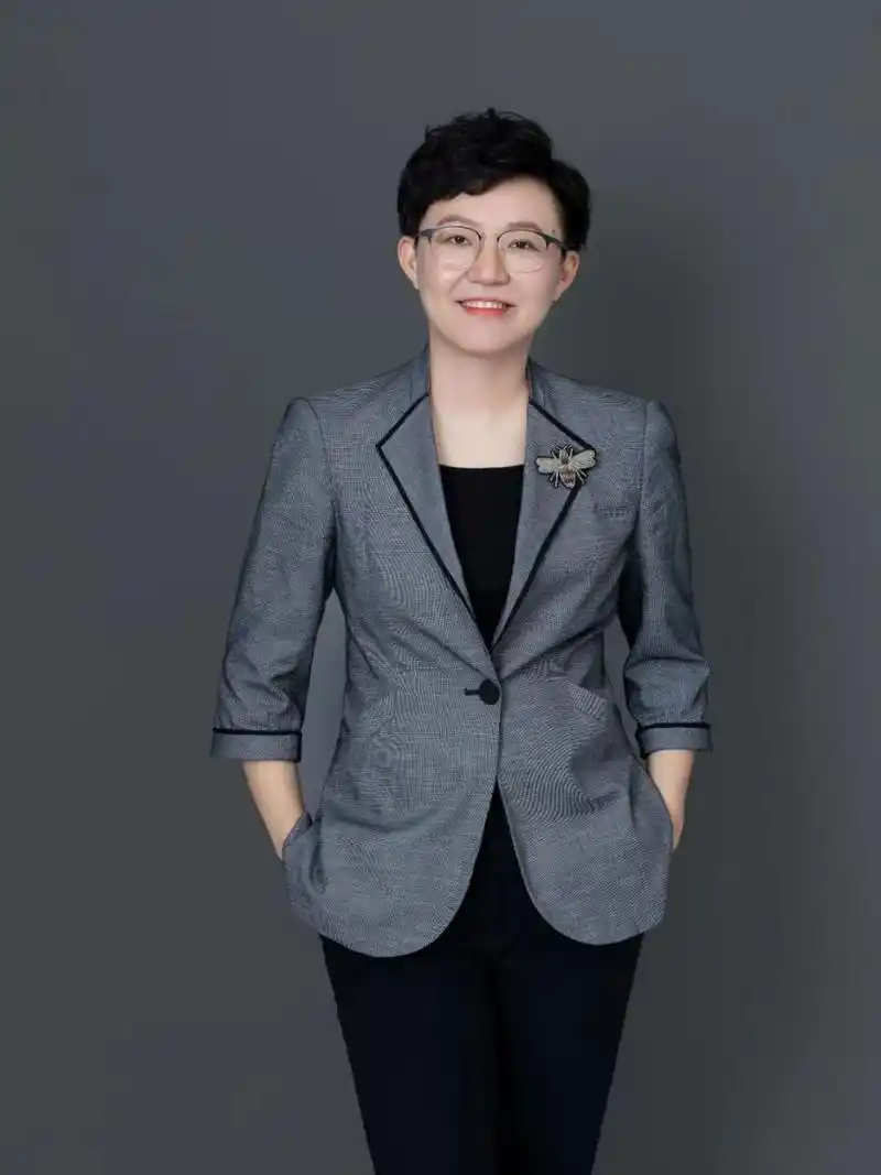 新商业架构师张琦老师的职业形象照 一张好的形象照,带来的作用不言而