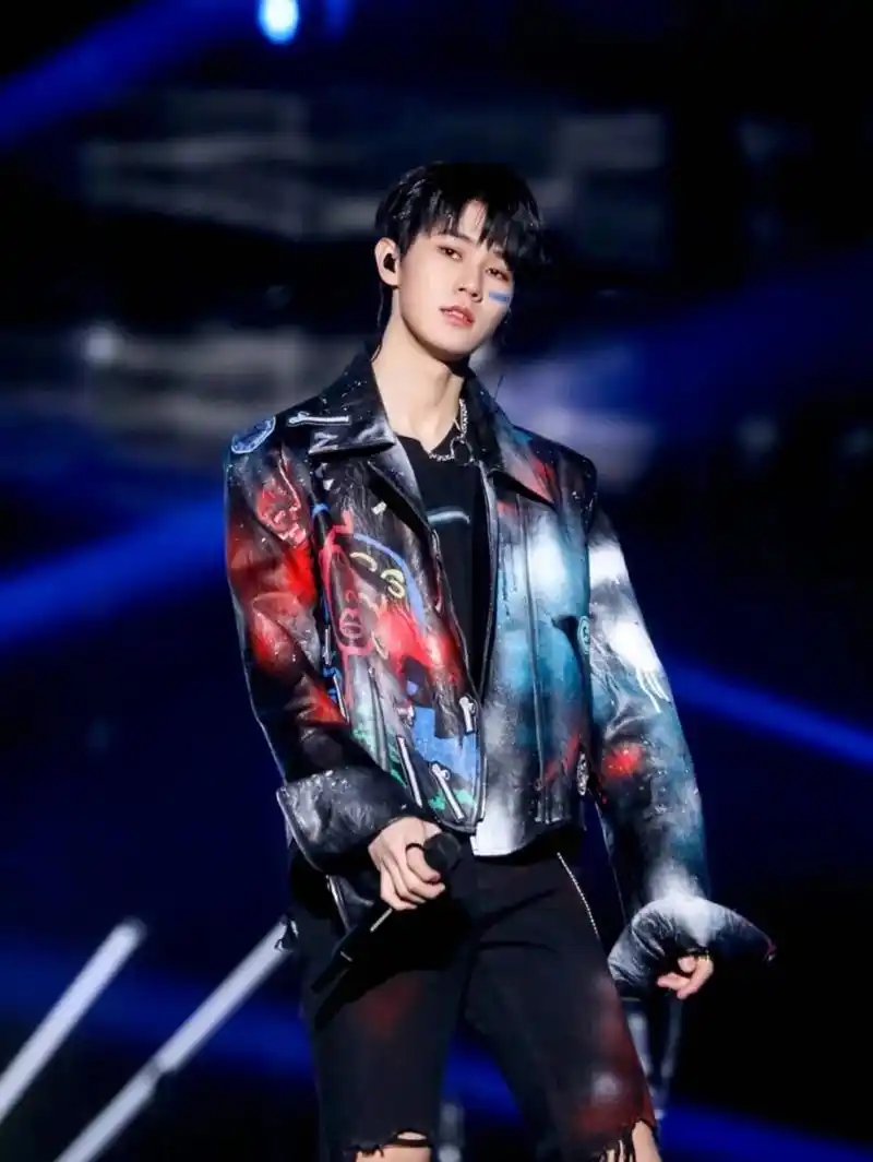 时代少年团张真源 中文名:张真源 别名:张公子,真源儿,小张张,张哥