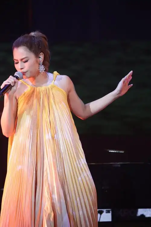 李幸倪红馆开唱造型多变 邀侧田对唱当嘉宾