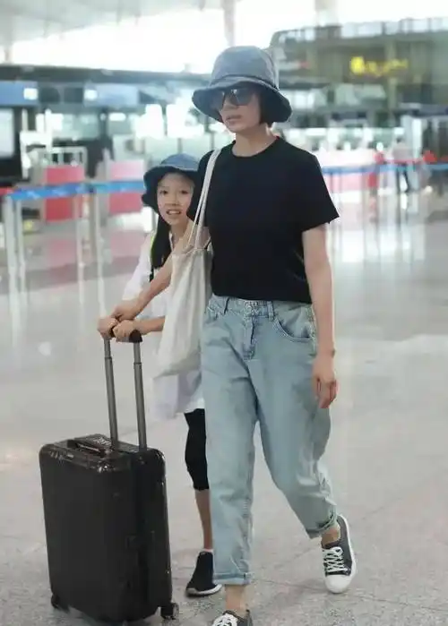 袁泉女儿近况曝光,11岁夏哈哈身材苗条长腿抢镜,提大包小包超独立