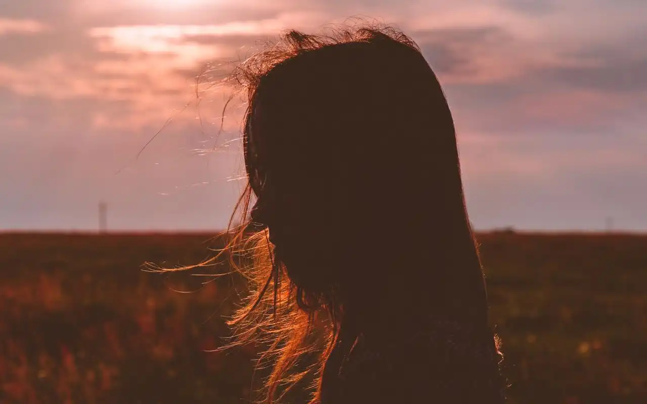 孤独伤心哭泣的女孩