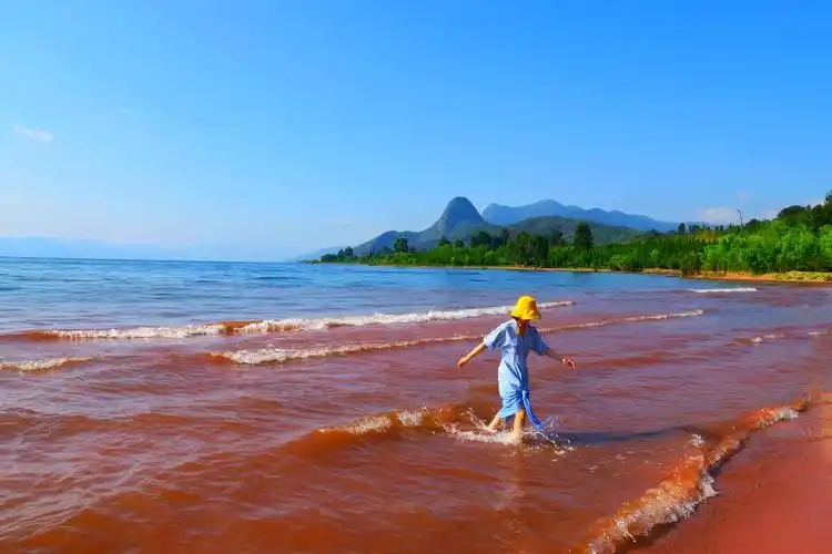 网红打卡地红沙滩拍摄地云南澄江抚仙湖