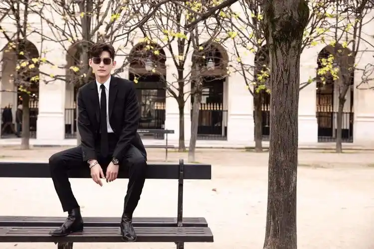 张翰穿黑色西装,帅气有度,满屏大男孩气场