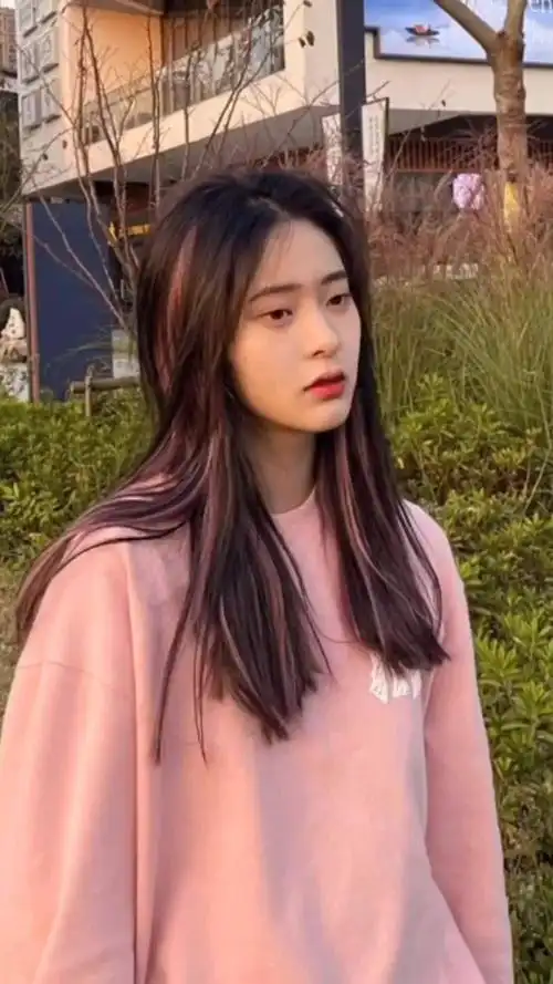 黑色挑染灰粉色显得整个人都很俏皮甜美