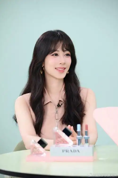 吴宣仪刘海造型多多  -- 吴宣仪今年的刘海是这个  -- 杨紫什么发型都