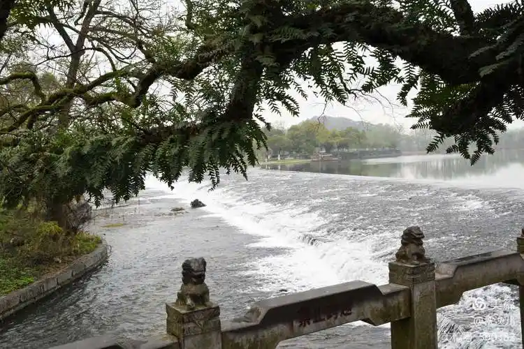 灵渠位于兴安县境内,建成于秦始皇33年(公元前214年),全长37.