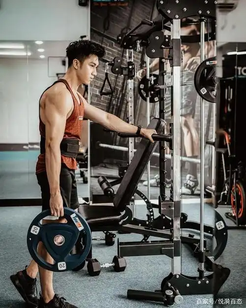爱健身的男生真是阳光帅气,扎实的肌肉犹如艺术品
