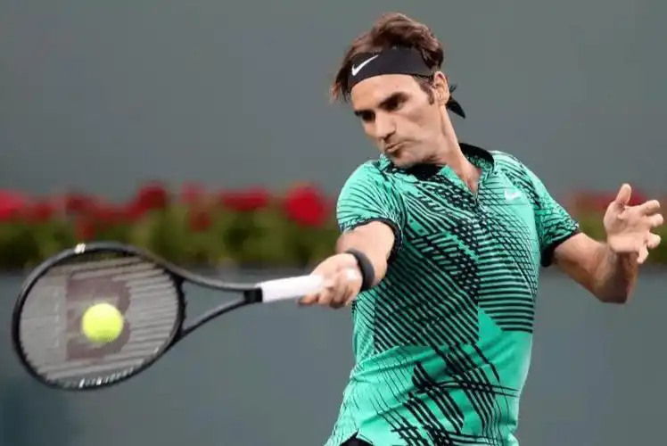 网球西方式正手握拍打法五大要素采用半开放站姿找准角度