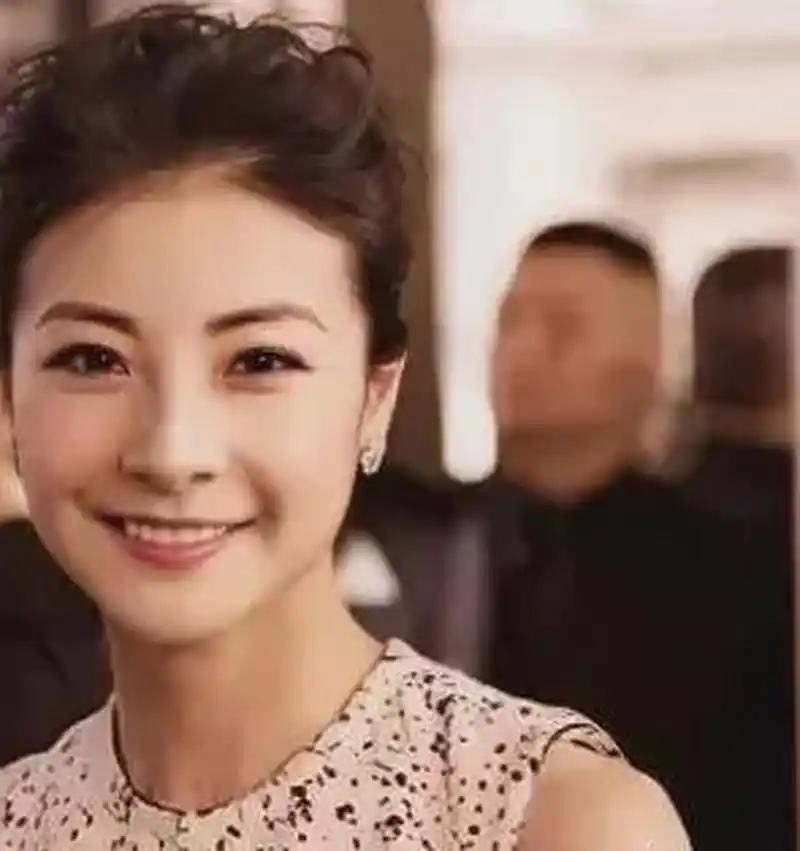 "美女主持人"杨蕾,嫁给了身价10亿的土豆网老板王微,婚后才1年,老公有