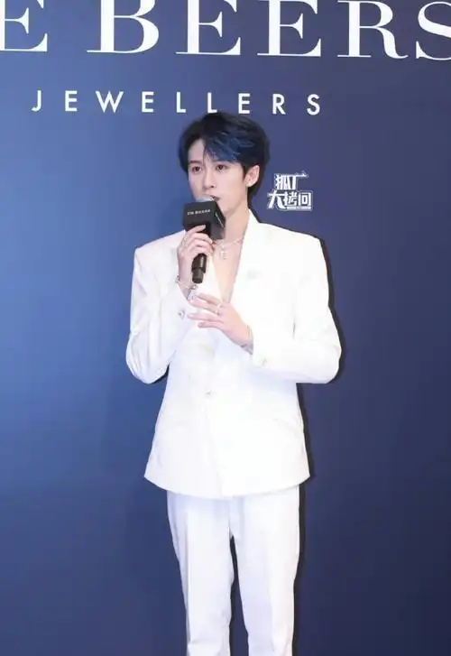 檀健次蓝发深v##檀健次蓝色挑染