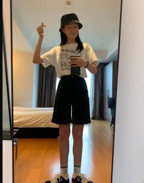 苏梦迪的胸有多大?苏梦迪大长腿自拍美照酥胸盈盈一握