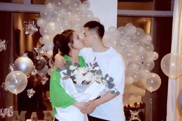 甜蜜拥吻照让人上头,已经恋爱7年,近期完婚