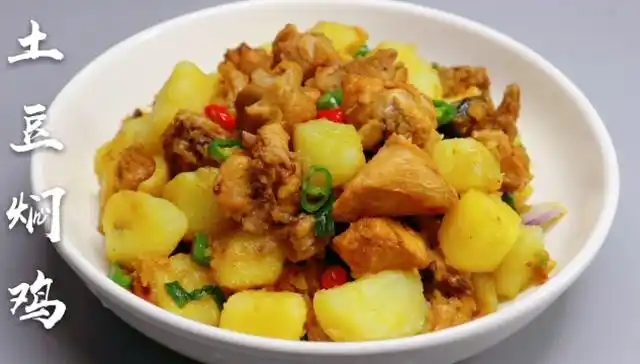 土豆焖鸡家常做法,鸡肉香而不柴土豆软糯入味,下饭能力棒棒的