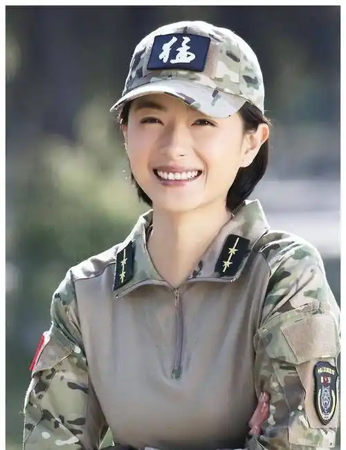 谁又说女子没有男子一样的帅气呢,这六位女明星扮演的特种兵,依旧是个