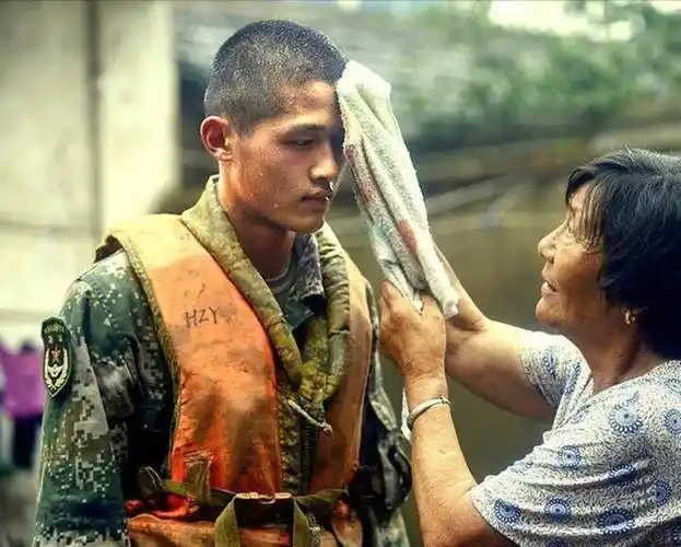 20张让人超级感动的图片,人间真实直戳人心,让人眼泪潸然而下_孩子