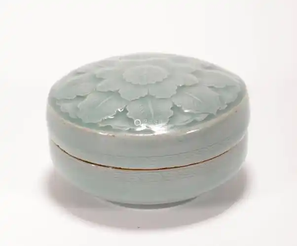 song dynasty celadon petal pattern ink pad宋代青瓷花瓣纹印泥盒