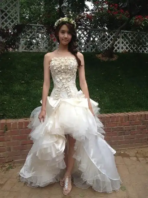 《急诊男女》,宋智孝为了拍摄新戏宣传照,也披上婚纱,只是这件礼服没