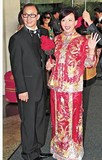 在商天娥47岁的时候,她与富豪相恋并步入婚姻的殿堂,如今生活很幸福.