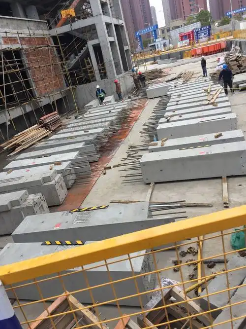 昨天从加工厂运来的预制框架柱