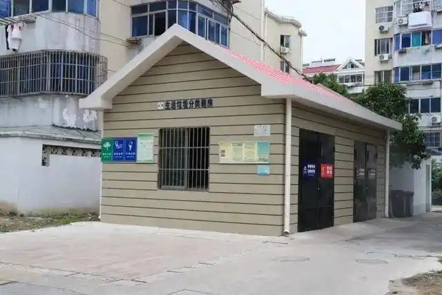 除臭,清洗设备齐全,加上严格的管理,让地处小区中心位置的垃圾房对