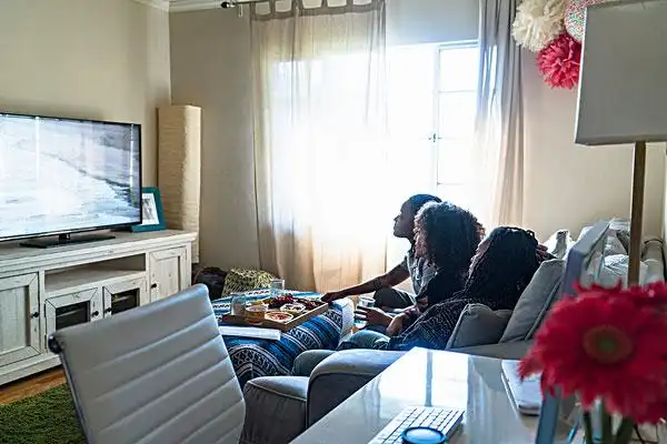 三个,在家,女性朋友,放松,看电视