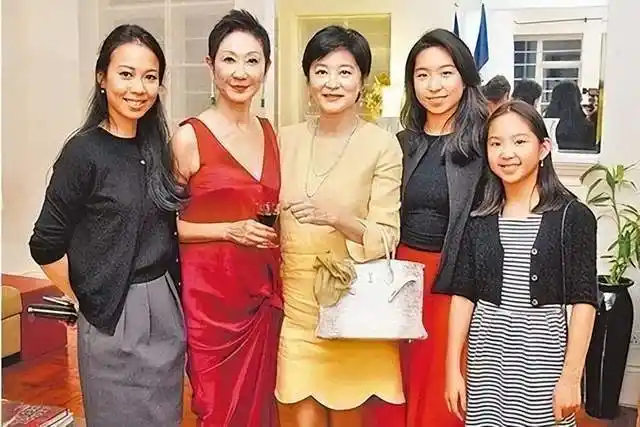 原创林青霞五一陪孙女打麻将老公邢李10一旁助阵风趣幽默狂秀恩爱