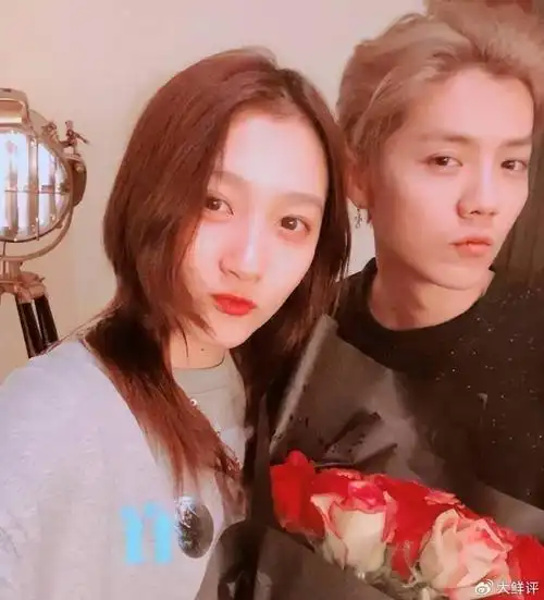 甚至那张官宣照中,关晓彤身上穿的还是军训服,顶流男友接刚军训结束的