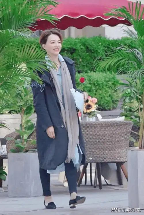 董卿穿运动装在校园跑步,精修图满脸胶原蛋白,跟素颜判若两人!