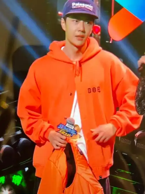 王一博hiphop forever##王一博橘色连帽卫衣