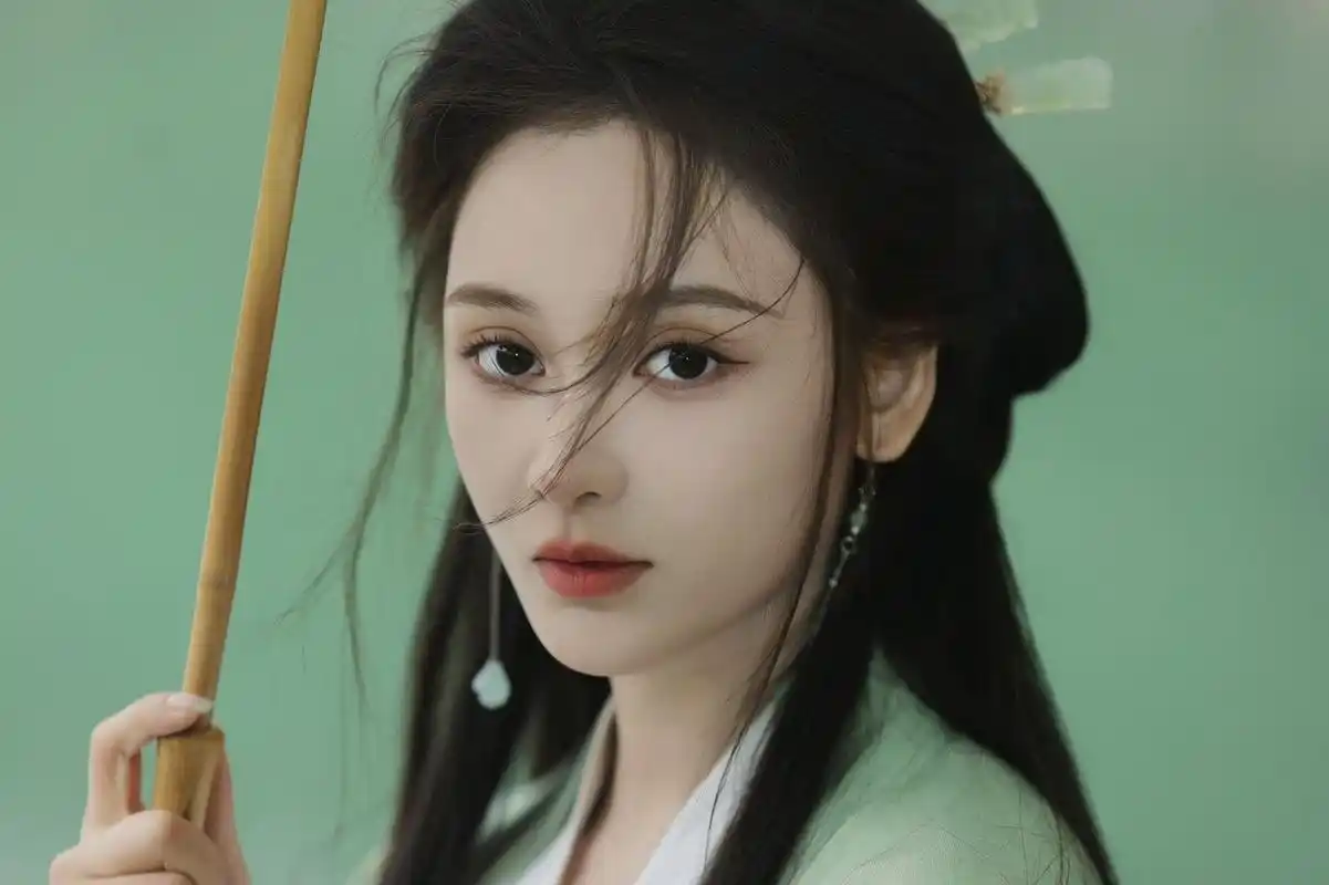 王一菲清冷感古风写真# 好喜欢这种清冷美人,王一菲穿着绿色的棺鞍