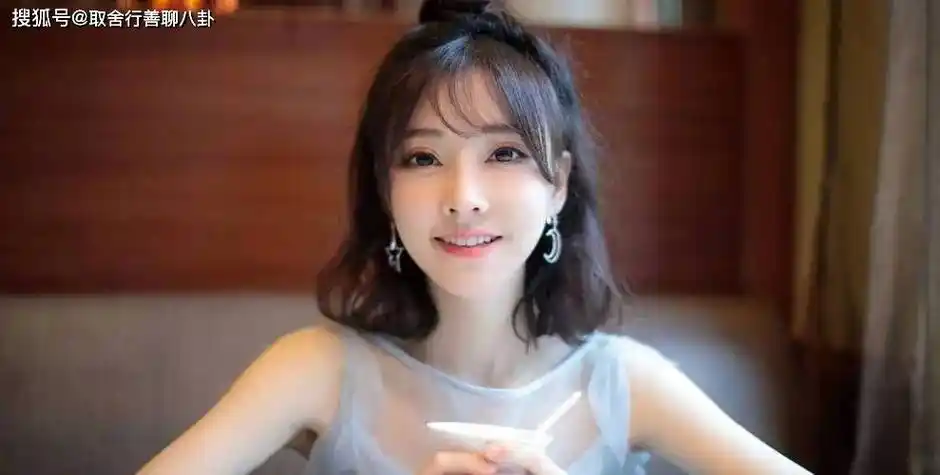 冯提莫晒红色比基尼照,对镜头嘟嘴卖萌甜美又可爱,化身性感甜心_照片