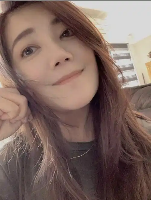 梁静茹早起晒自拍心情靓 对镜浅笑气质温柔