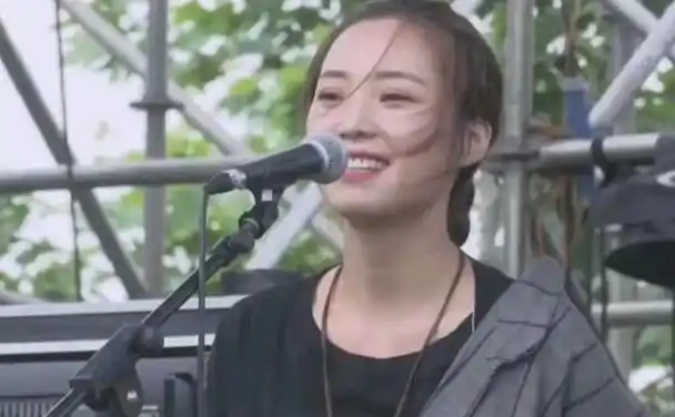 谢春芳,这是她出生时的名字,一个平凡的山村女孩