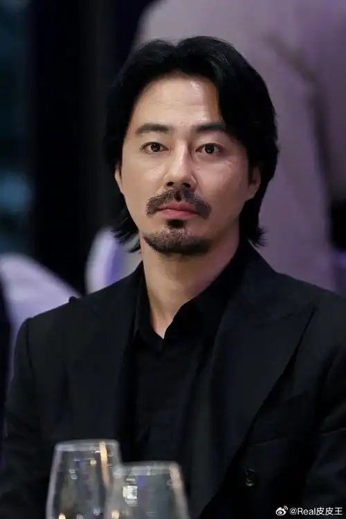 赵寅成近照出炉,留起了胡子,蒋勤勤以前说陈建斌老师有点像赵寅成